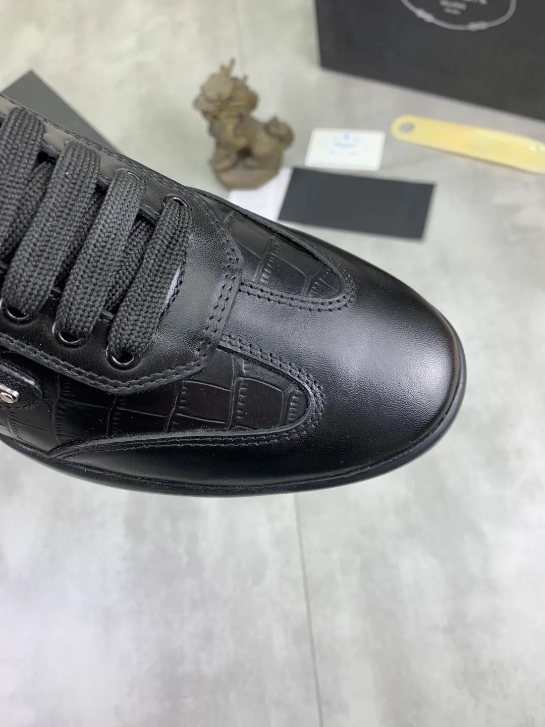 Men's Men's Shoes P400💰[New Style] The latest classic model of high-quality PRADA breathable and comfortable men's shoes has been launched on the official website, 1:1 replica, synchronized in Hong Kong, and on the same catwalk; all made of calfskin with breathable mesh fabric ➕Imported softness Comfortable sheepskin lining, 🍡🍡original rubber outsole, non-slip and wear-resistant; comfortable to wear, attractive style, fine workmanship, and simple and neat shoe last, showing a man's courage and toughness, 👍size 38 to 44; black White 🉑️Choose